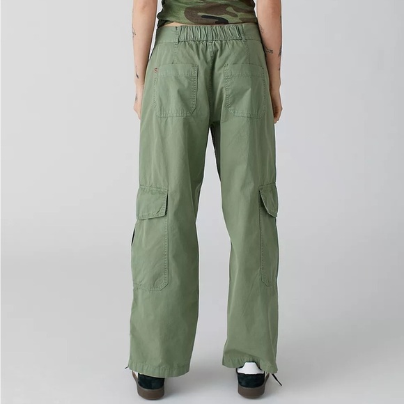 BDG Army Green Wide Leg Cargo Pants
Low rise. Size 0. - Picture 2 of 9